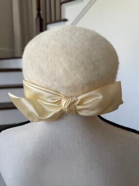 Vintage 50s 60s Corona Cream Tufted Felt Satin Bow Pill Box Hat Old Money Preppy